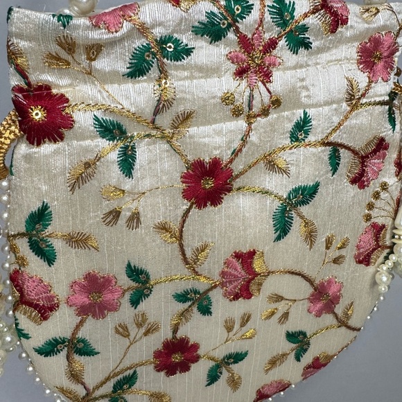 Floral Embroidered Cream Handbag - Picture 6 of 11